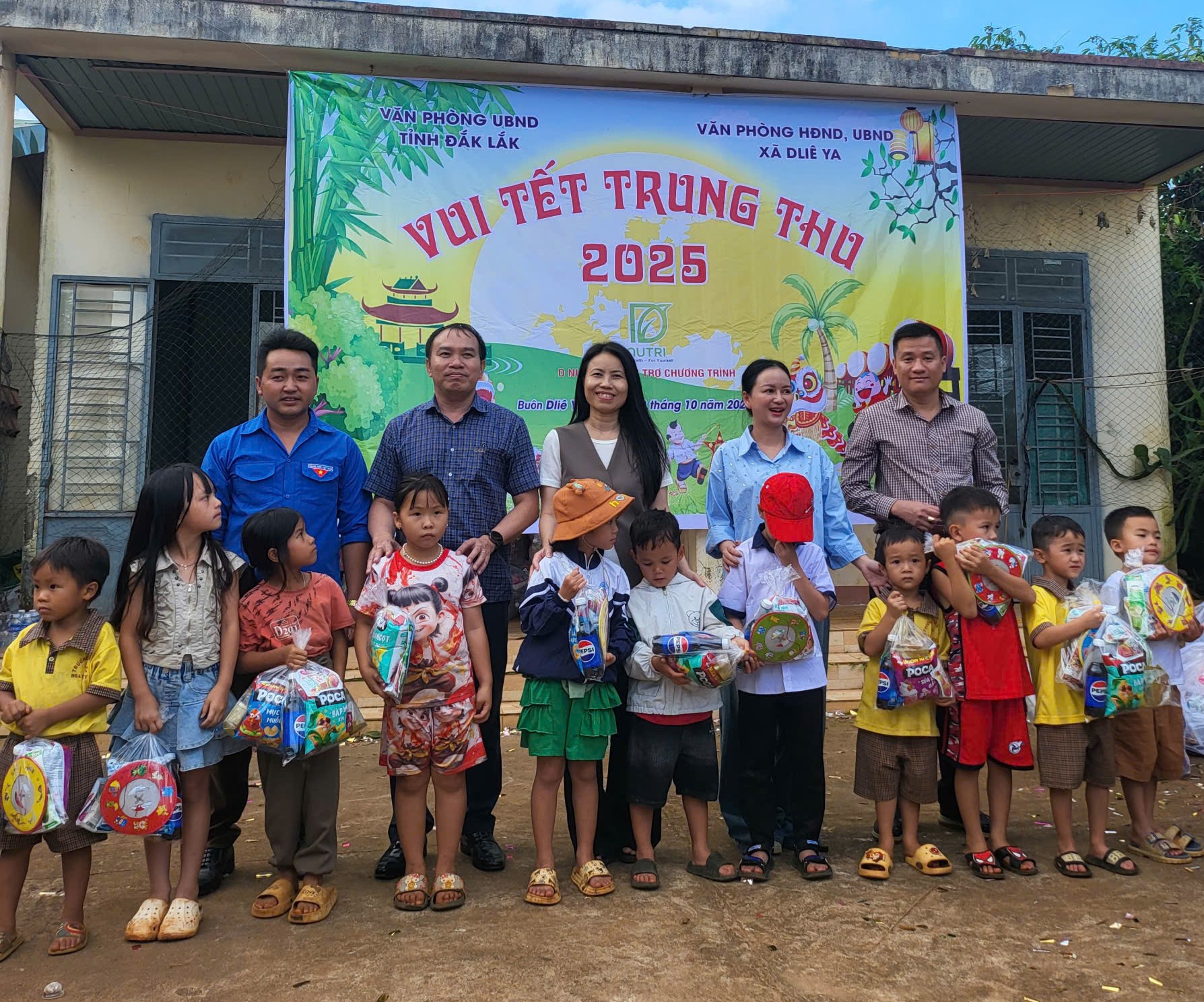 Văn phòng UBND tỉnh tổ chức hoạt động vui Tết Trung thu năm 2025 tại buôn kết nghĩa